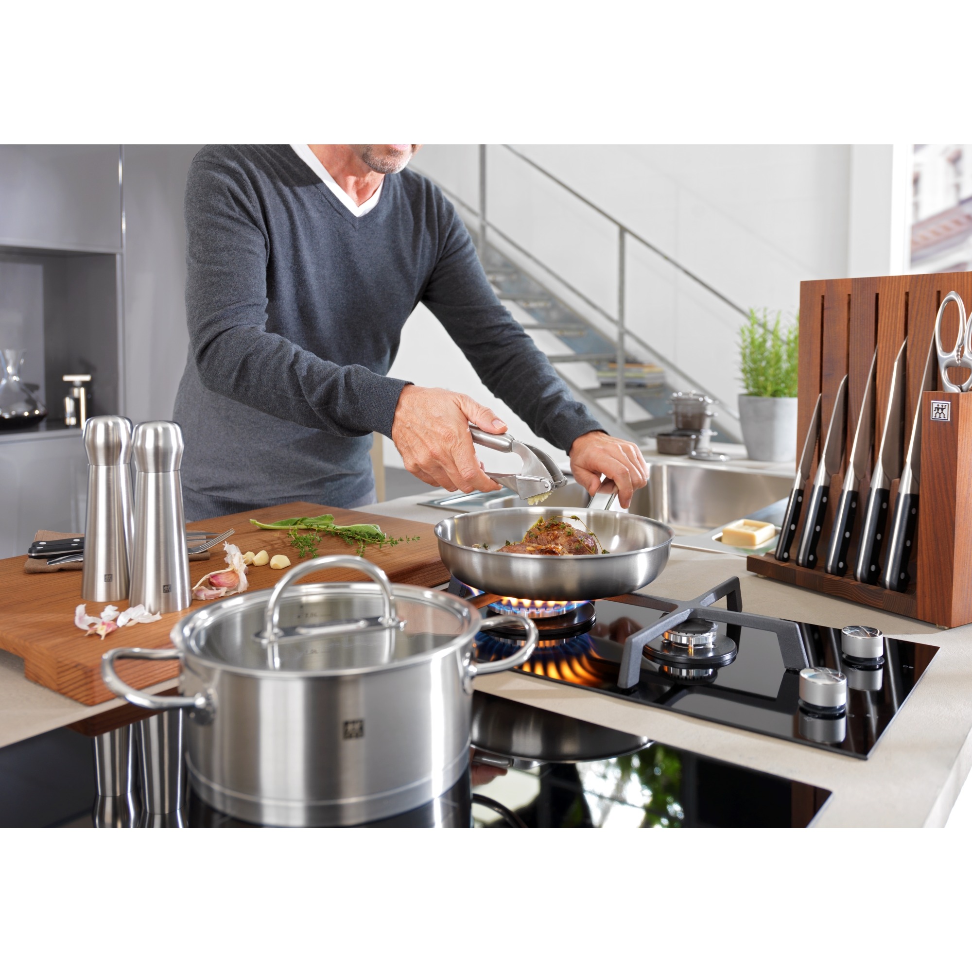 ZWILLING Pro Garlic Press