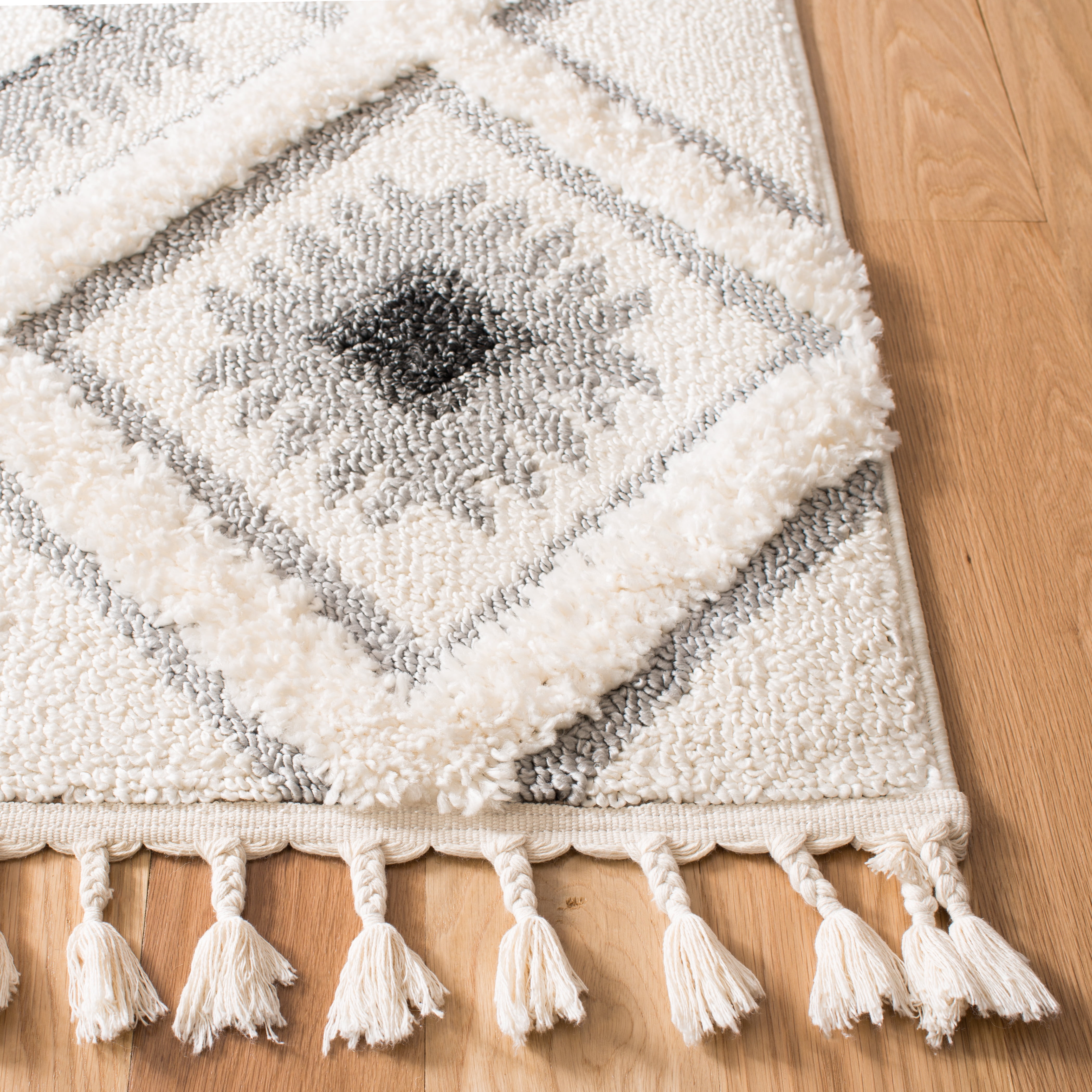 SAFAVIEH Moroccan Tassel Shag Elsie Moroccan Geometric Area Rug, Ivory/Grey, 5'3" x 7'6"