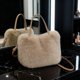 thumbnail image 5 of Bolso de hombro de felpa con correa para hombro, bolso de invierno y moderno, con asa superior Caqui claro, 5 of 7