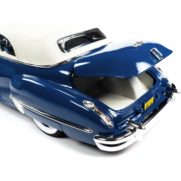 Modèle Réduit AutoWorld Cadillac Series 62 Cabriolet 1947 - Échelle 1/18, Couleur Bordeaux