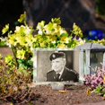 thumbnail image 2 of Marco de fotos impermeable SimpleView 5x7 para cementerio, 2 of 9
