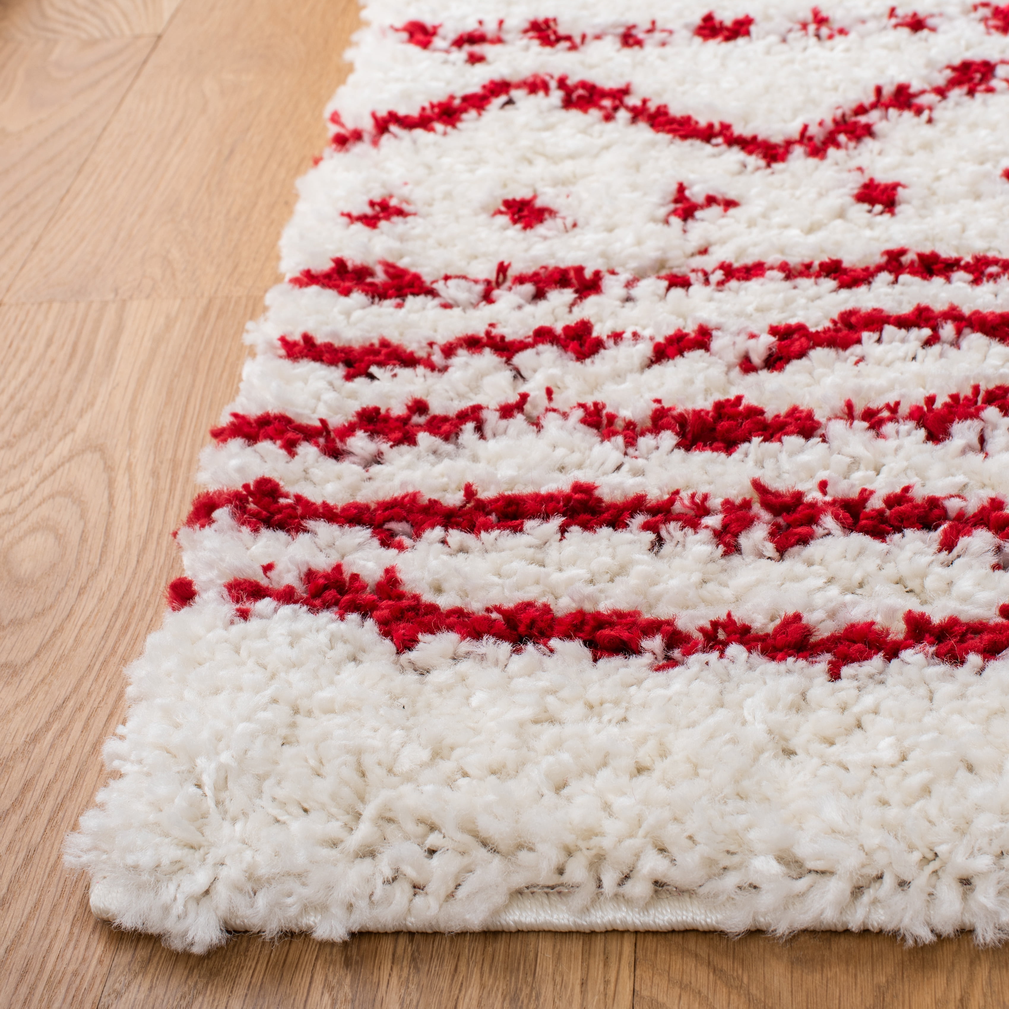 SAFAVIEH Arizona Teagan Geometric Shag Area Rug, Ivory/Red, 5'1" x 7'6"