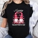 thumbnail image 1 of Playera de Mujer 100% Algodón: Día de San Valentín con Gnomos Enamorados y Corazón - Regalo Perfecto para Él y Ella, 1 of 7