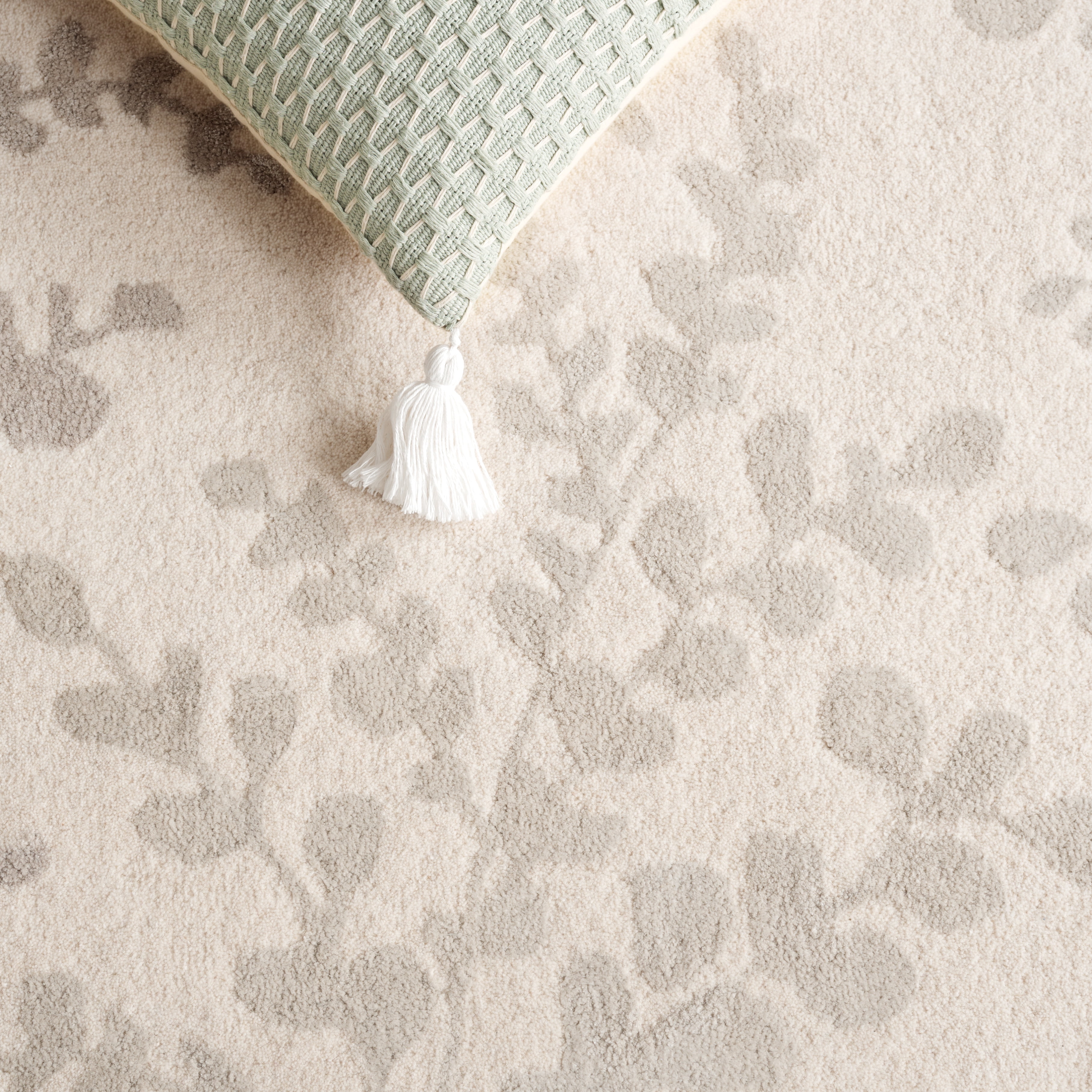SAFAVIEH Glamour Skyler Floral Area Rug, Ivory/Beige, 6' x 6' Round