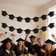 thumbnail image 1 of Banderines de Birrete con Purpurina para Decoración de Fiestas de Graduación, Negro, Reutilizables, Banderines Ajustables, Material de Papel, 1 of 6