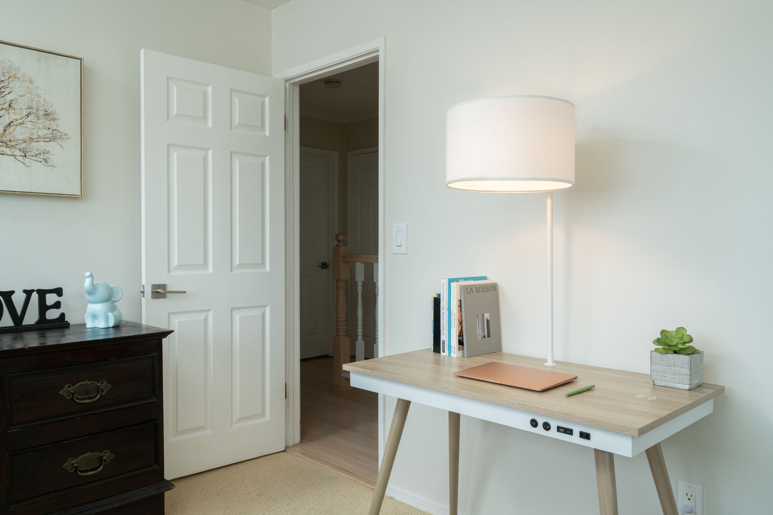 FENLO Future Desk – Moderner Schreibtisch Mit USB, USB-C, Wireless Charger & Integrierter LED, Aus Naturholz