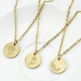 thumbnail image 5 of Collar de moneda redonda Dinheiro, flores talladas en acero de titanio, pequeños colgantes para regalo, 5 of 5