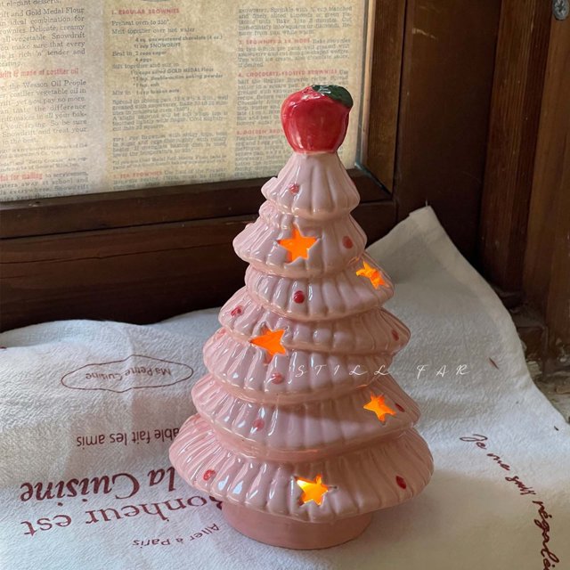Árbol de Navidad de Cerámica con Luz Nocturna, Manzanas, Adorno de Mesilla o Escritorio | Cerámica Rosa | 17 X 10,5 X 9,5 Cm | Funciona con Pila de Botón