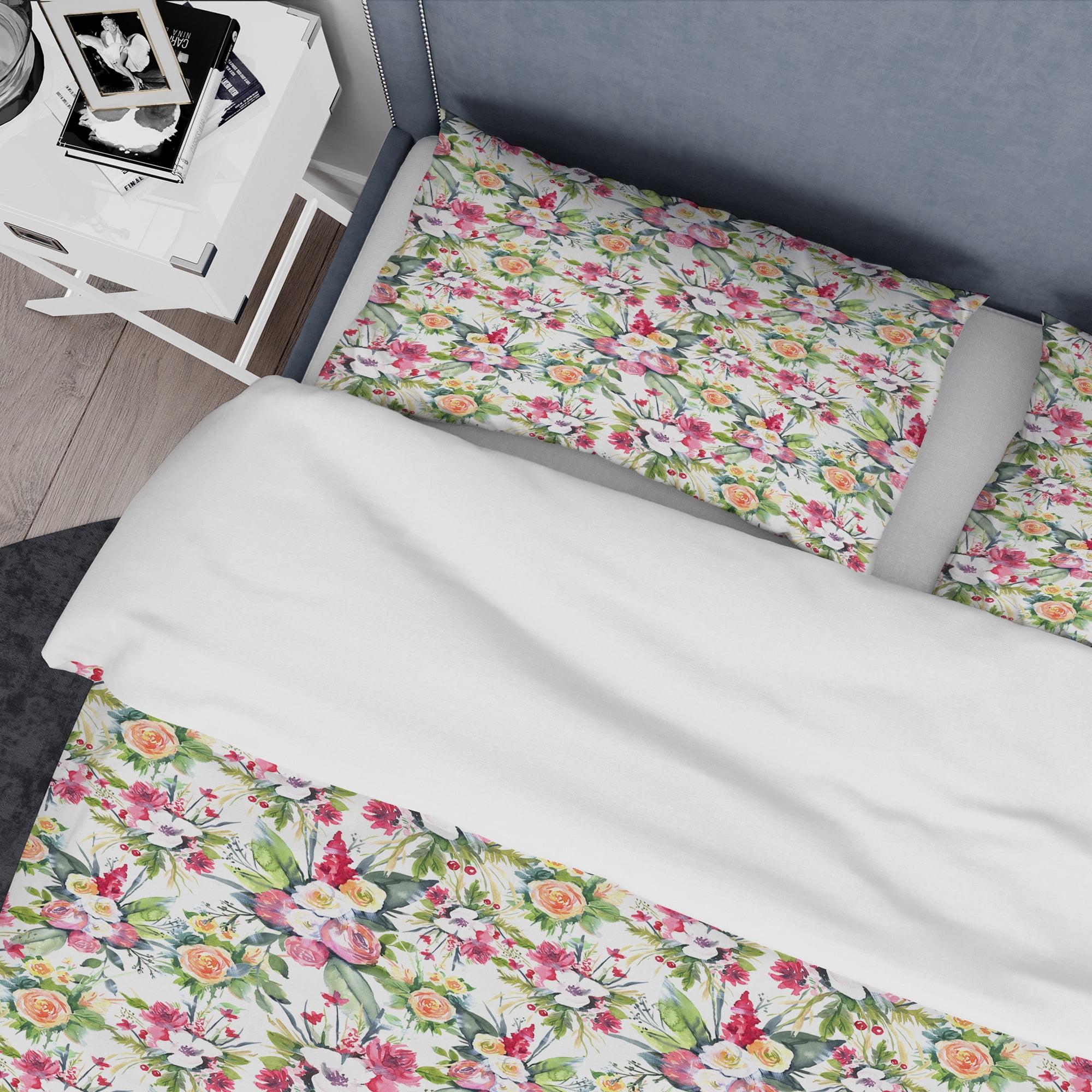 Designart 'Pattern Red Roses on White Background' Traditional Duvet Cover Set