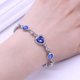 thumbnail image 5 of Brazalete de cristal azul Sonducket con cadena de mano de circón y dijes de amor, 5 of 6