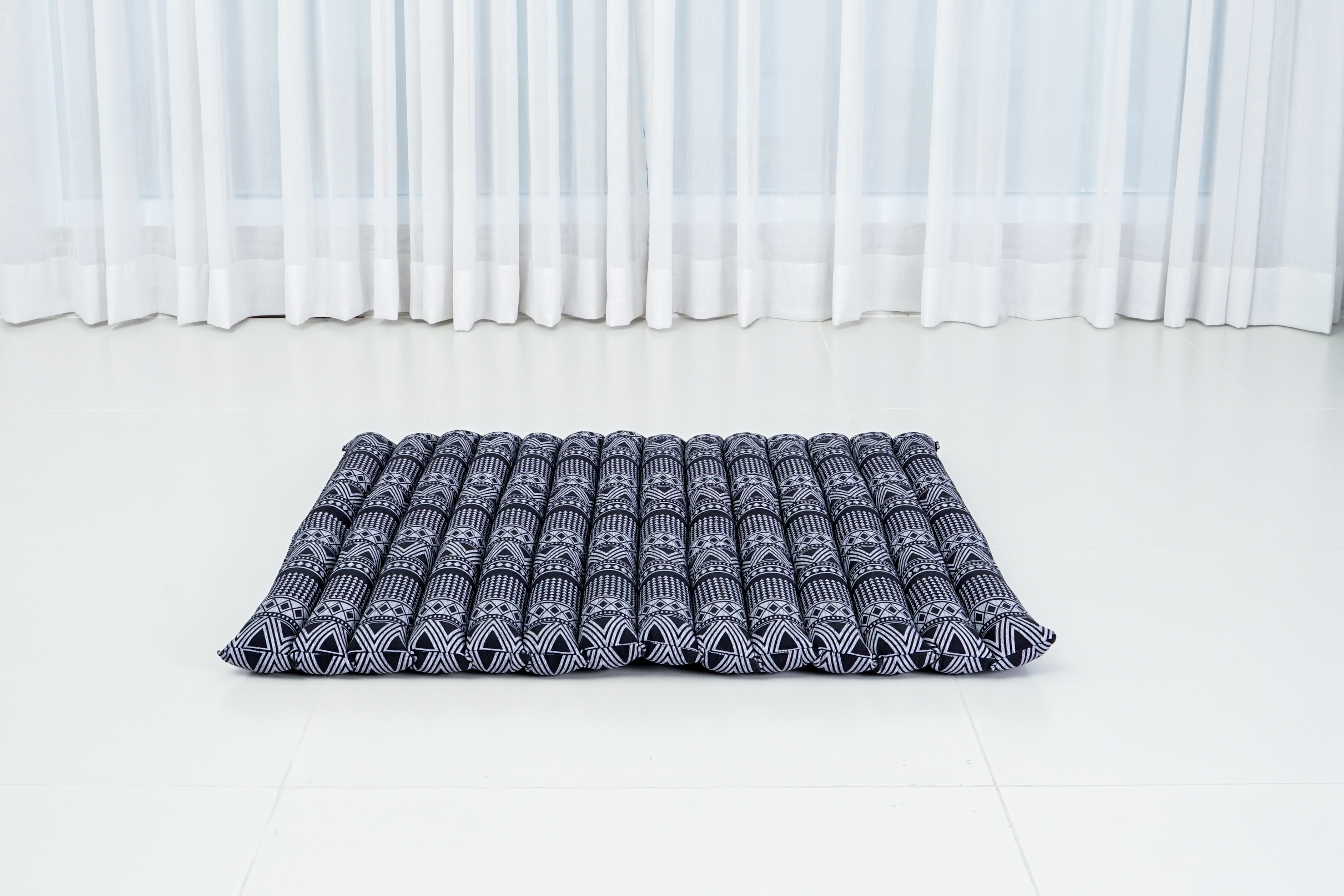 Leewadee Zabuton Seating Cushion – Square Floor Seat for Meditation Exercises, Light Yoga Mat Filled with Kapok, 28 x 28 inches, Black White