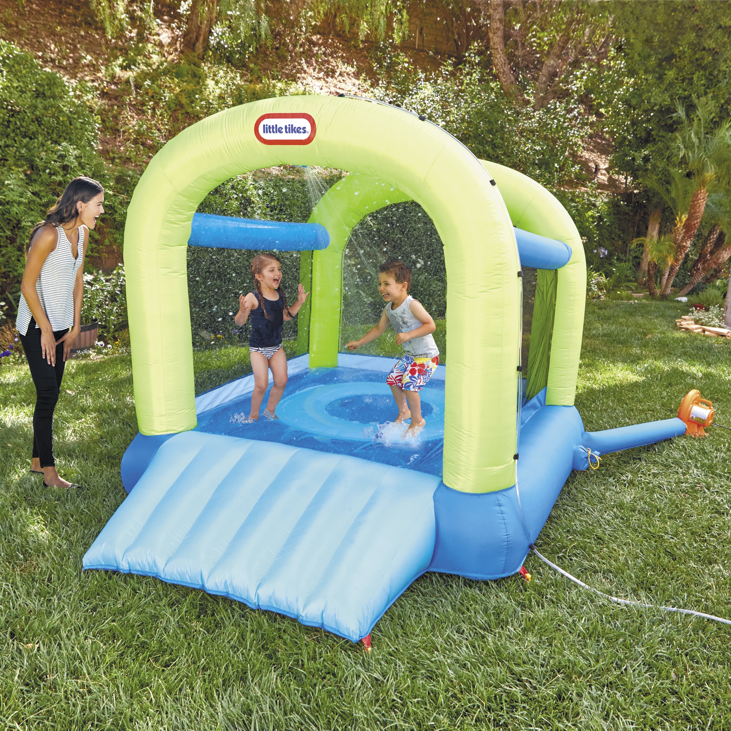 Girls　Boys　and　Inflatable　Years　Ages　Outdoor　Little　n'　Backyard　For　Slide,　Bounce　Toy　Blower,　Spray　Kids,　Tikes　with　Splash　Fits　2-in-1　Spray　Indoor　3-8　House　Water