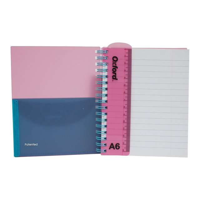 Cuaderno Oxford, tamaño A6 (10.5 x 15 cms), color rosa/azul, con regla y cierre elástico, espiral metálico, 70 hojas.