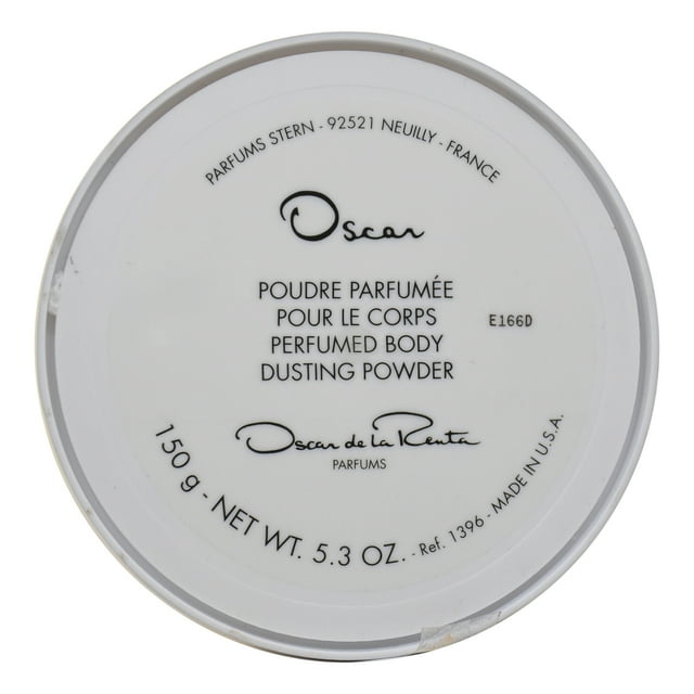 Oscar by Oscar De La Renta pour Femmes - Poudre Dépoussiérante Parfumée de 5,2 oz. un Contenant Rond avec un Couvercle Blanc Présentant un Texte Noir Élégant Détaillant le Nom du Produit, le Poids et la Marque. Cette Poudre de Soin Corporel de Luxe Mélange des notes Florales comme le Gardénia, le Jasmin et la rose avec du Bois de Santal, de l'Ambre et du patchouli.
