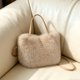thumbnail image 4 of Bolso de hombro de felpa con correa para hombro, bolso de invierno y moderno, con asa superior Caqui claro, 4 of 7