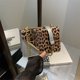 thumbnail image 3 of Bolso pequeño con cadena y estampado de leopardo de celebridades de Internet para mujer, otoño e invierno 2025, nuevo bolso cuadrado pequeño con nuevo temperamento y combinable., 3 of 5