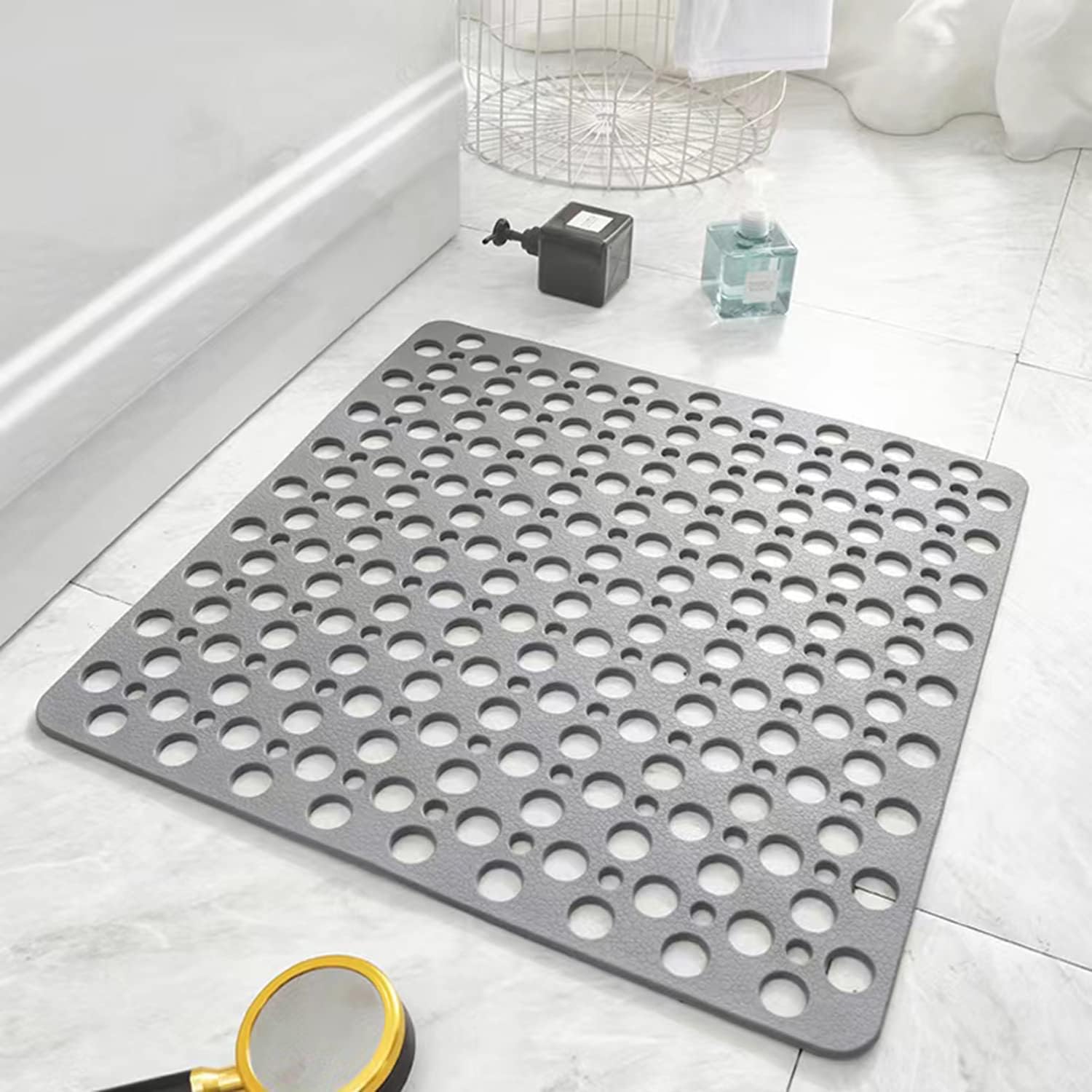 Tapis En Caoutchouc Dans Une Salle De Bain: Un Tapis Enroulé Pour Une Pièce à Base De Caoutchouc