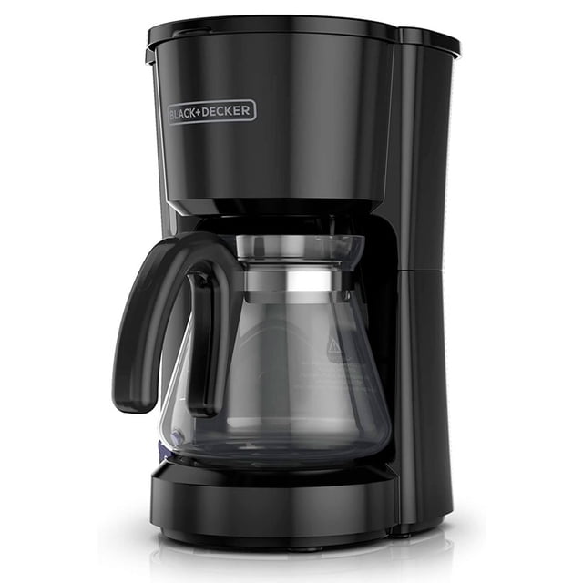 cafetera black+decker negra cafetera Black+Decker negra, vista frontal 3/4; cafetera de goteo compacta color negro con jarra de vidrio y asa curvada, logotipo BLACK+DECKER en el frente, cesta de filtro extraíble y función Sneak-a-Cup visibles, base con bandeja para jarra; fondo blanco, adecuada para cocinas pequeñas y también usada para preparar tés sueltos.