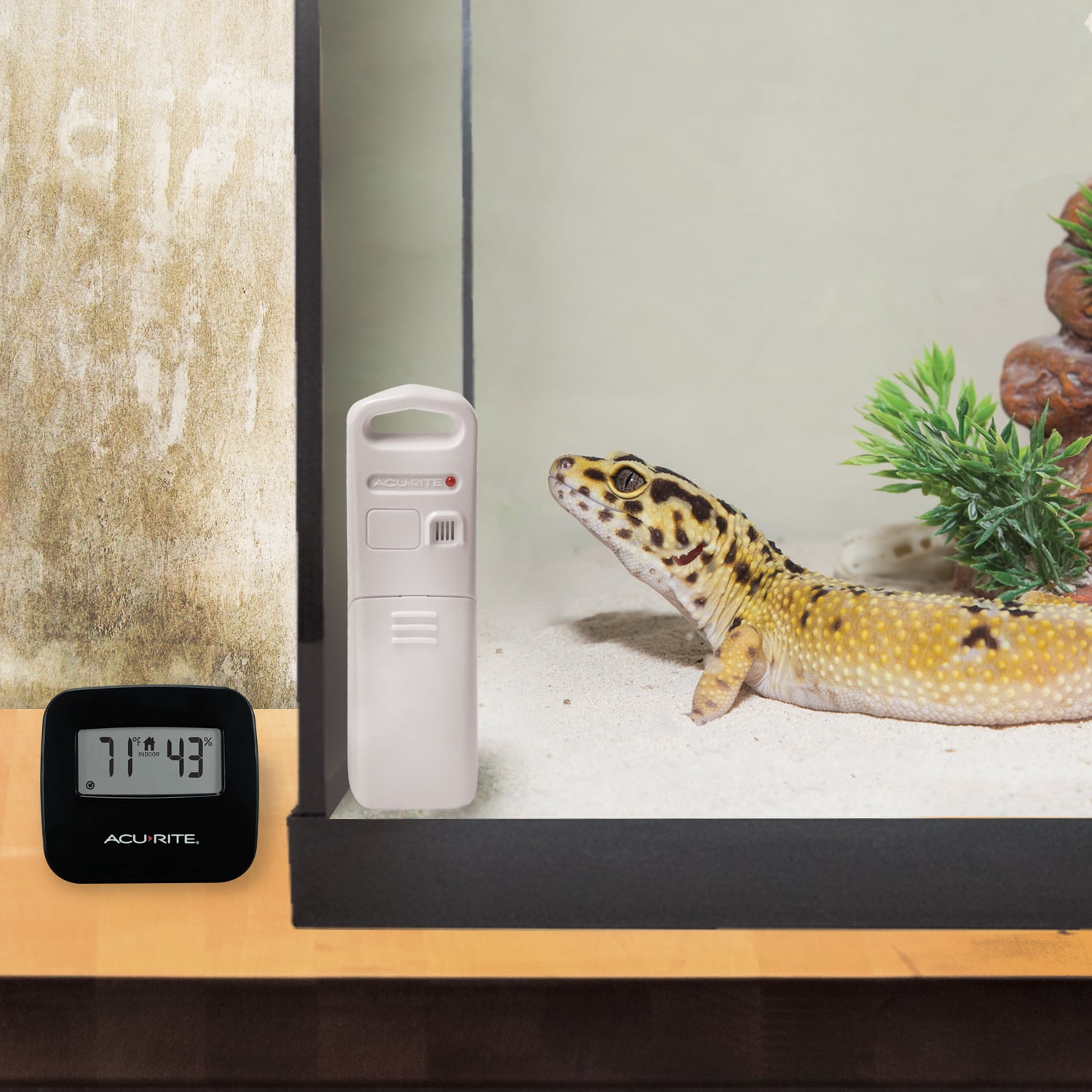 AcuRite Wireless Digital Indoor/Outdoor Thermometer and Hygrometer for Temperature and Humidity Measurements (02097M)