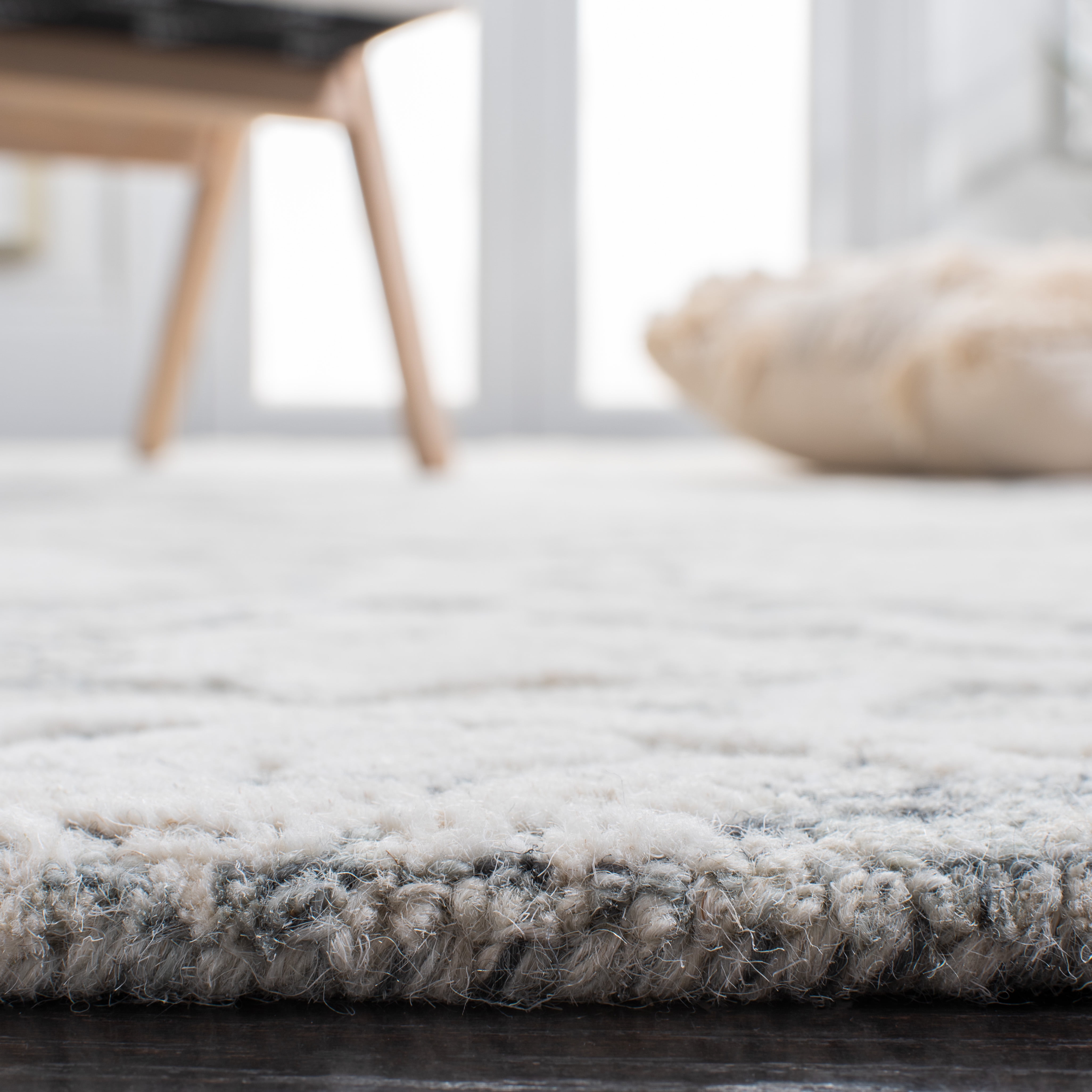 SAFAVIEH Metro Sutton Medallion Area Rug, Dark Grey/Ivory, 4' x 6'