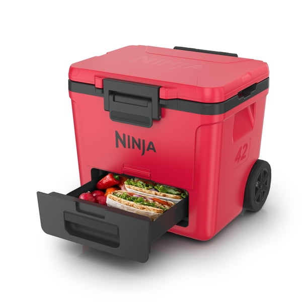 Conservadora con ruedas Ninja FrostVault 42 qt, roja, aislada