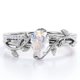 thumbnail image 1 of JeenMata Juego de Novia Inspirado en la Naturaleza con Piedra Lunar Arcoíris y Moissanita en Forma de Pera de 1,75 Quilates y Engaste Pavé de Cuatro Puntas en Baño de Oro Blanco de 18 K sobre Plata, 1 of 6