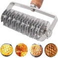 thumbnail image 1 of Rodillo de rejilla para masa de 1 pieza, cortador de masa de acero inoxidable, cuchillo rodillo para masa con mango de madera para cortar masa, cáscara de pizza, hornear Rojo Verde, 1 of 5