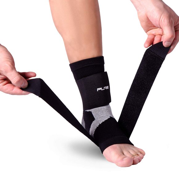 Pure Athlete Attelle de Cheville Ultime – Manchon de Compression avec Sangles Réglables pour un Soutien Supplémentaire – Course, Basketball, Soccer (Noir - 1 Soutien, Moyen)