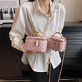 thumbnail image 2 of Bolso pequeño con bordado de diamantes para mujer, nuevo bolso de mensajero con cadena popular de verano 2025, moderno y súper popular bolso cuadrado pequeño., 2 of 5