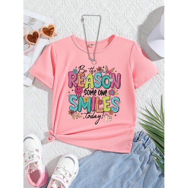 Camiseta con estampado gráfico "Sé la razón por la que alguien sonríe hoy" y flores de dibujos animados. Camiseta cómoda y moderna para niñas para primavera y verano. Ropa para niñas para actividade