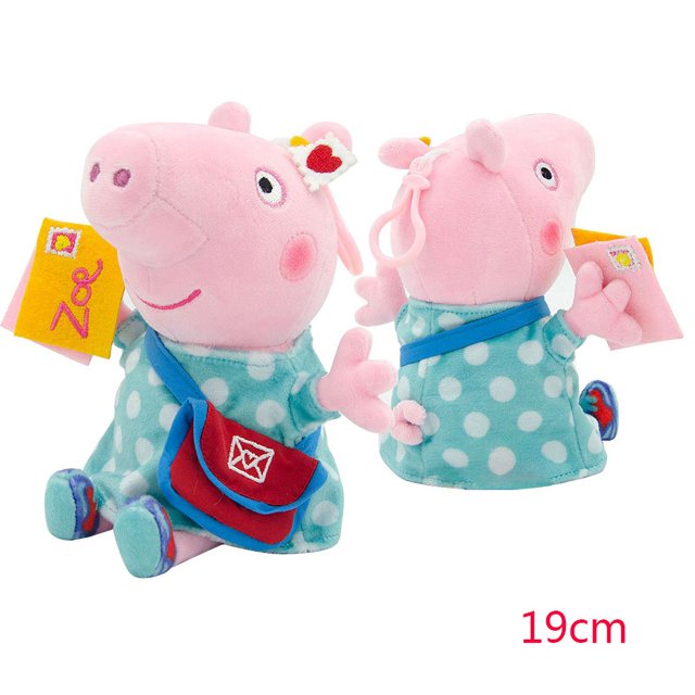 llavero de peluche de peppa pig, juguete de animales de peluche suave, 19cm: figura blanda rosa en felpa con vestido verde de lunares blancos, bolso mensajero rojo y azul, tarjeta amarilla en la mano y presilla para colgar; relleno de algodón PP, adecuada como adorno de mochila o decoración de fiesta infantil.
