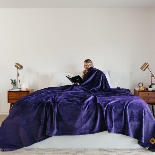 Big Blanket Co Original Stretch Púrpura | manta extra grande | 100 pies cuadrados | Manta gigante suave que se adapta a toda la familia | La mejor manta más grande de 2024