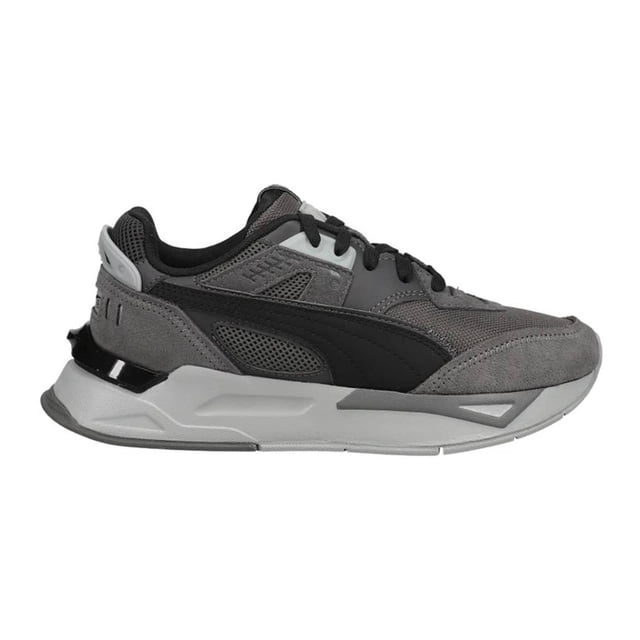tenis puma mirage sport remix hombre gris 28.5 tenis deportivos para hombre, vista lateral derecha de silueta baja; parte superior gris de malla con detalles sintéticos, franja PUMA negra en el costado, cordones negros, tirador de TPU en talón y suela de goma con entresuela IMEVA. Su tamaño compacto los hace adecuados también para uso diario urbano y viajes cortos.