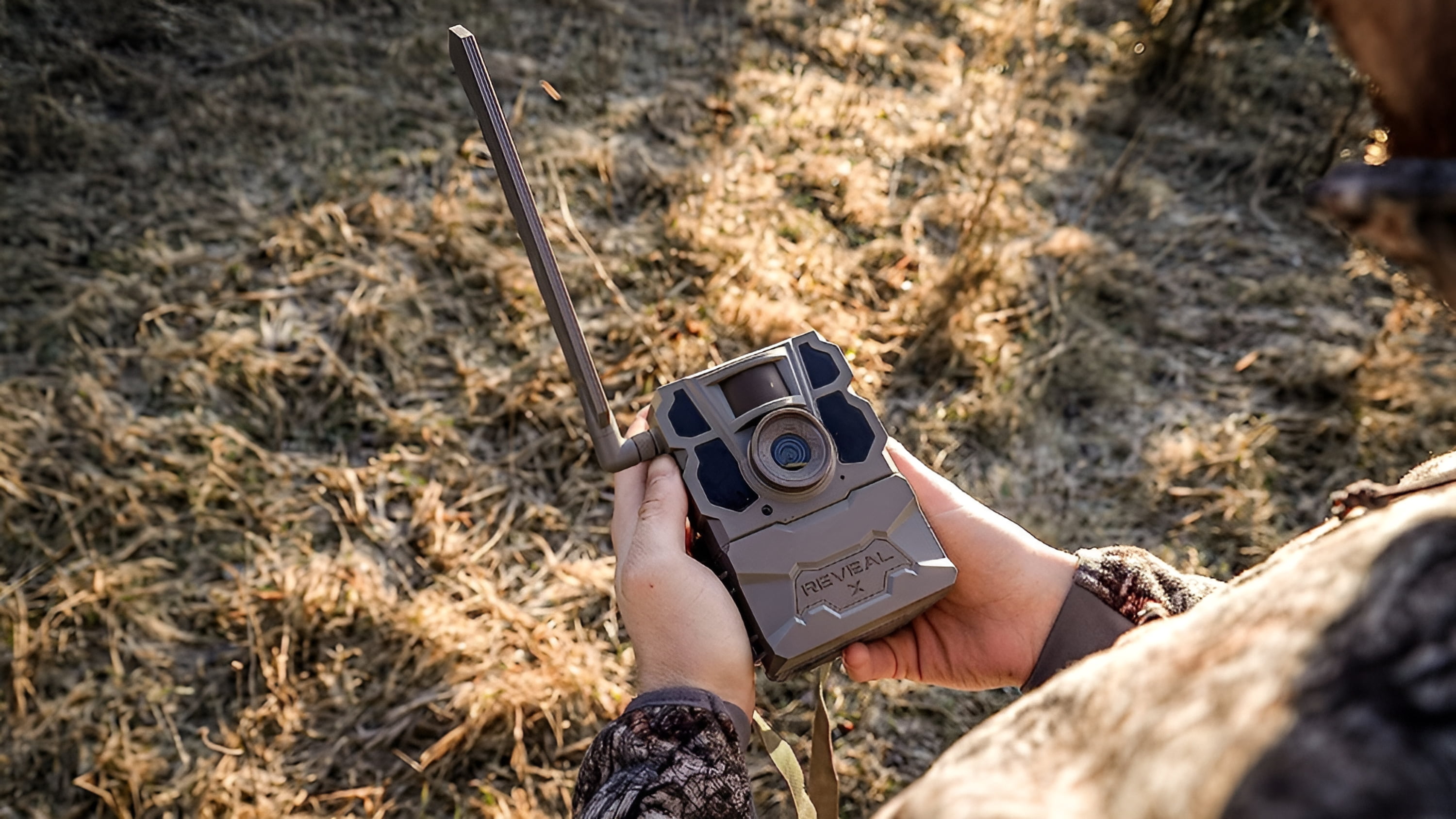 TACTACAM Reveal X Gen 2.0 LTE Cellular Trail Camera + 32GB SD Card