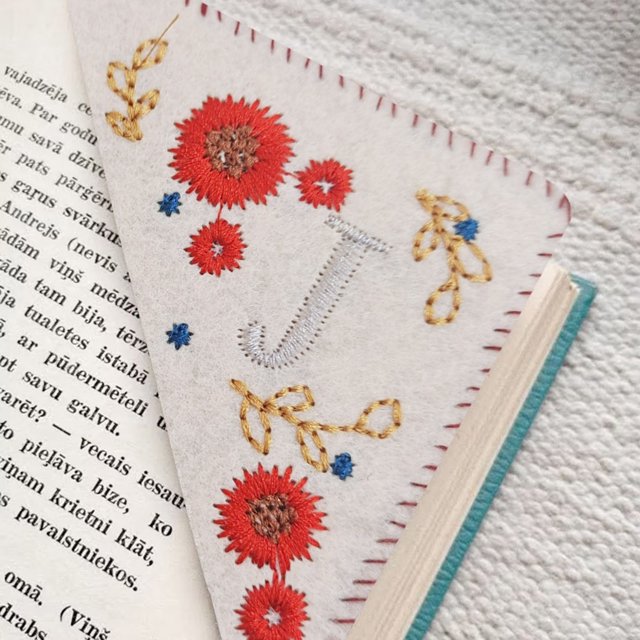 Hml 26 Letters Elegant Personalized Hand Embroidered Corner Bookmark Four Seasons Fun Bookmark Decoration Handmade Custom Letter Bookmark Hand Stitched Corner Bookmark