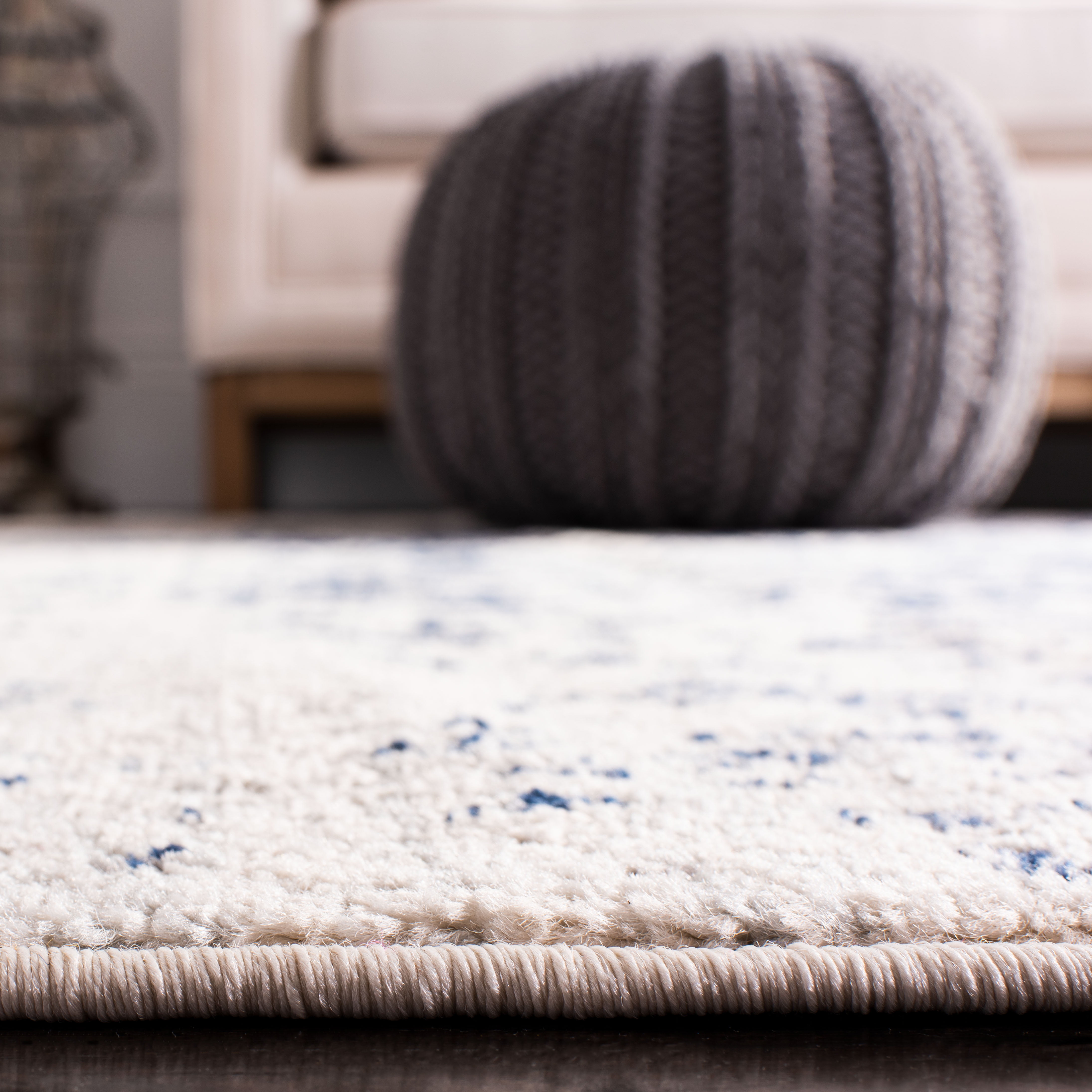 SAFAVIEH Madison Katina Oriental Area Rug, Cream/Navy, 5'3" x 7'6" - Traditional Design, Cream & Navy, Non-Shedding & Easy Cleaning, Ideal for Living Room, Bedroom, Dining Space