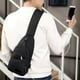 thumbnail image 5 of Bolsa de pecho para hombres con orificio para USB y auriculares, mochila multifuncional - negro, 5 of 6
