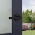 thumbnail image 2 of Manija de puerta de entrada Kwikset Henley con cerradura y llave Palanca reversible con llave segura Exterior para entrada principal y dormitorios Negro mate Resistente a golpes Smartkey Rekey Segurid, 2 of 5