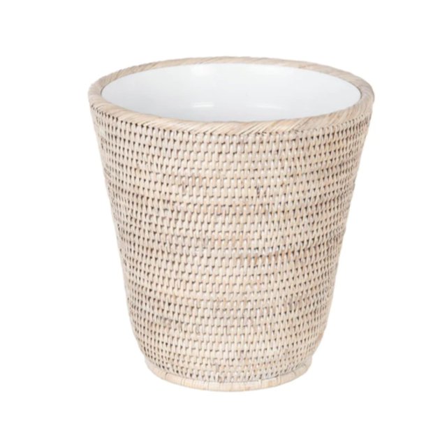 KOUBOO La Jolla Papelera de ratán con inserto de plástico Bote de basura hecho a mano Papelera pequeña Dormitorio Baño Tocador Dormitorio RV Lavado blanco