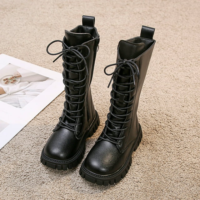 Bmisegm Chaussures pour Enfants Bottes Plates à la Mode Semelle Souple Confortable Bottes en Cuir pour Enfants Bottes de Princesse Bottes pour Filles Noir 2.5. Bottes de Mode pour Filles en Cuir Noir avec Fermeture à Lacets, Bout Rond et Talon Plat. Présente une Conception Respirante et flexible avec une Semelle en Caoutchouc durable, Convient aux Enfants de 4 à 12 Ans. Idéal pour une Tenue Décontractée, des Tenues Saisonnières Ou pour Offrir.