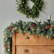 thumbnail image 5 of Corona Navideña de Agujas de Pino con Bayas Artificiales, Enredaderas de Hojas y Agujas de Pino, Decoración Invernal para Chimenea, Mesa o Porche, Coronas Navideñas Verdes., 5 of 7