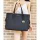 thumbnail image 1 of Bolso Cartera  Michael Kors Gilly Jet Set con Cierre de Cordón y Cremallera en Piel Saffiano Negra, 1 of 3