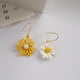 thumbnail image 5 of Pendientes de flores simples y hermosos con forma de gota para mujer (blanco y amarillo), 5 of 6