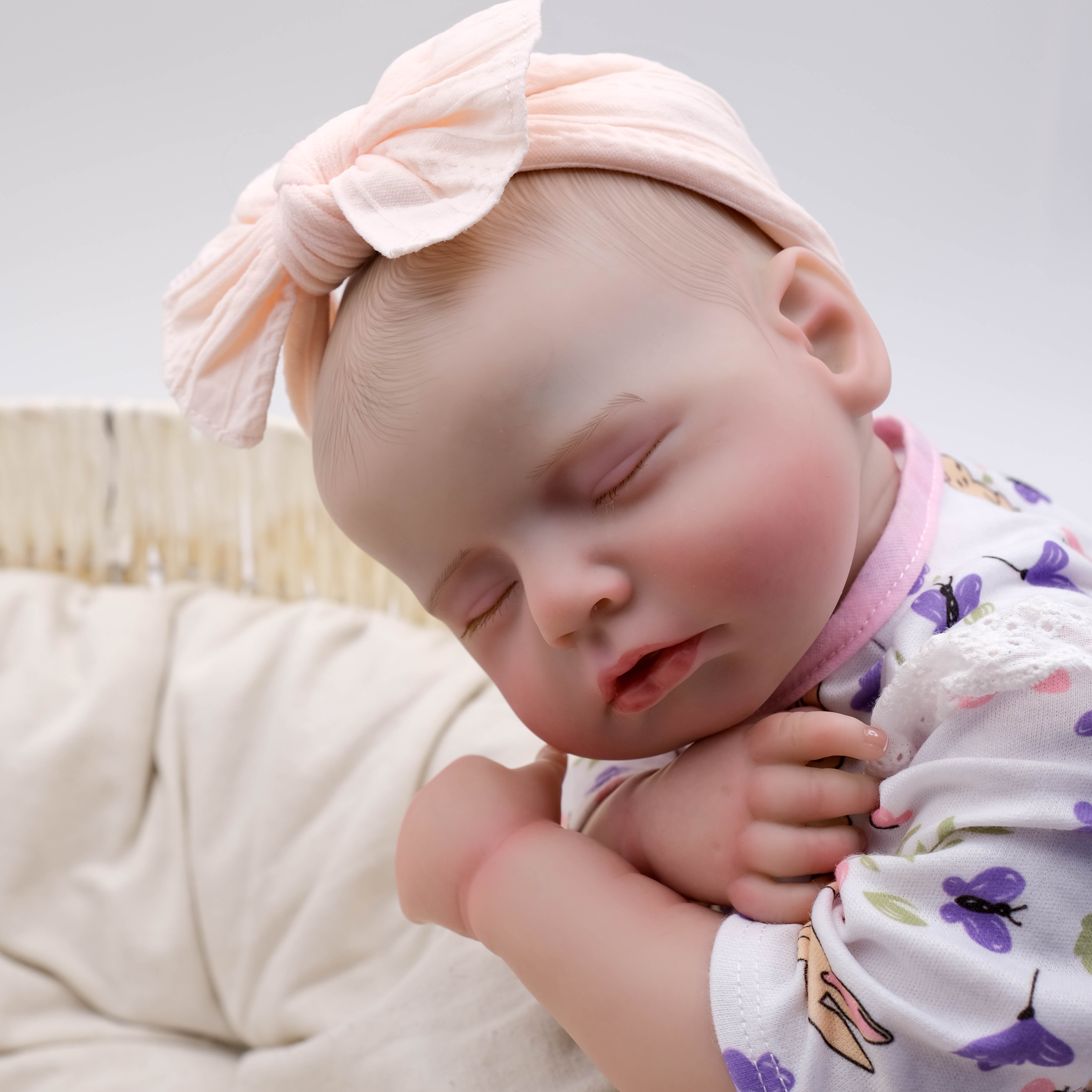 iCradle Cuddly Sleeping Lifelike Reborn Baby Dolls Girl 18 inch Lovely Realistic Newborn Babies Cloth Body Painted Hair Baby Doll with Clothes Set