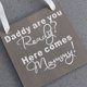 thumbnail image 5 of Placa de regalo de boda de madera Papá ¿Estás listo? Aquí viene el letrero de mamá, 5 of 7