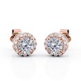 thumbnail image 1 of JeenMata Aros con Halo de Moissanita de Corte Redondo de 2,2 Quilates Engastados con 4 Puntas en Baño de Oro Rosa de 18 K sobre Plata, 1 of 5