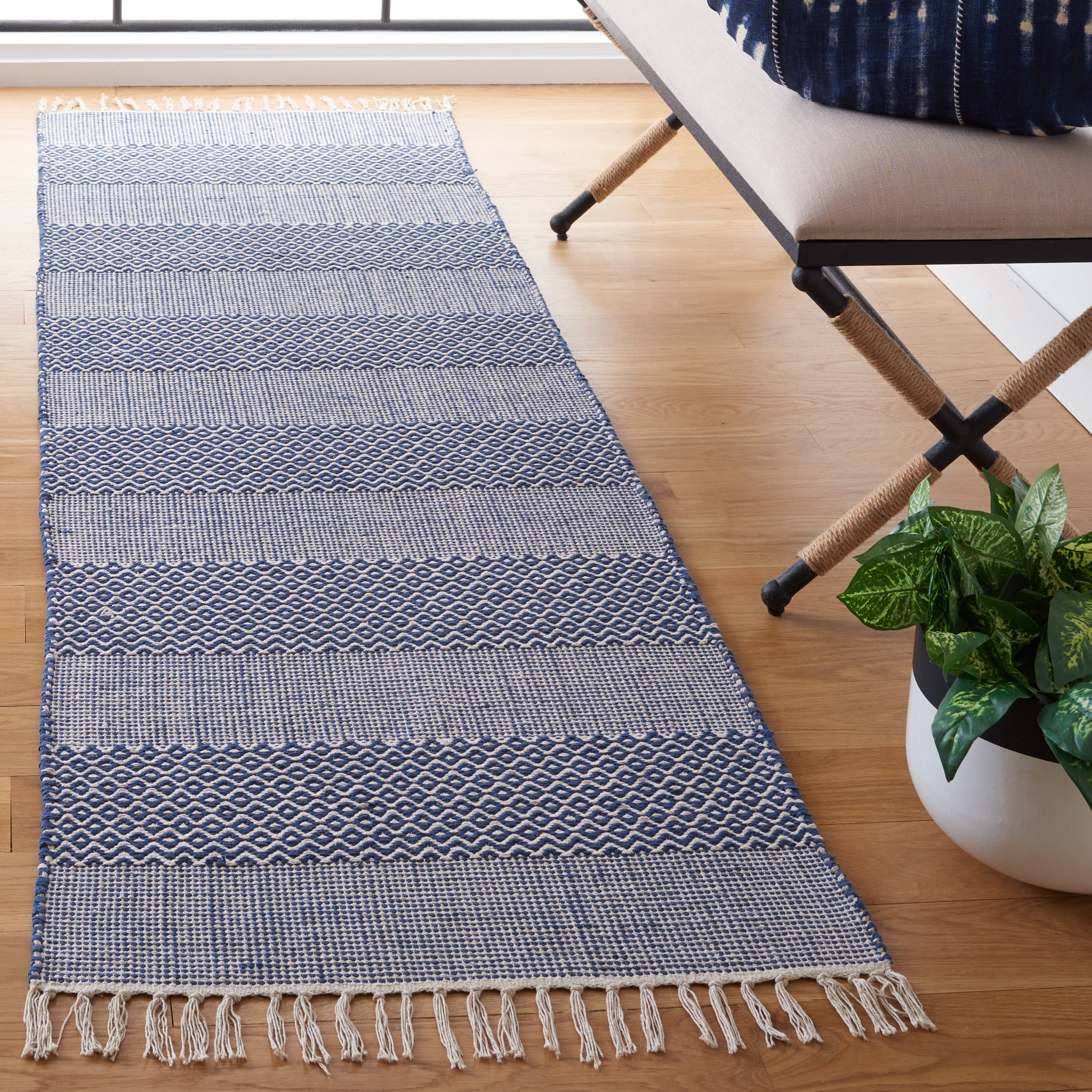 SAFAVIEH Montauk Karlene Geometric Cotton Runner Rug, Ivory/Navy, 2'3" x 20'
