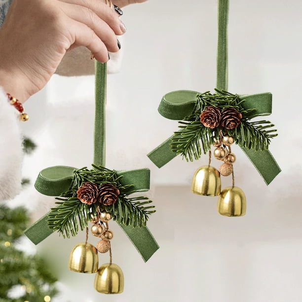 Adorno Navideño Colgante Pequeño con Campanitas, Lazo de Terciopelo, Piñas y Árbol de Navidad.