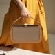 thumbnail image 1 of Bolso bandolera de tela con solapa, diseño elegante y portátil, gran capacidad, material duradero, correa ajustable y plegable, ideal para ir de compras al aire libre y para la oficina., 1 of 5