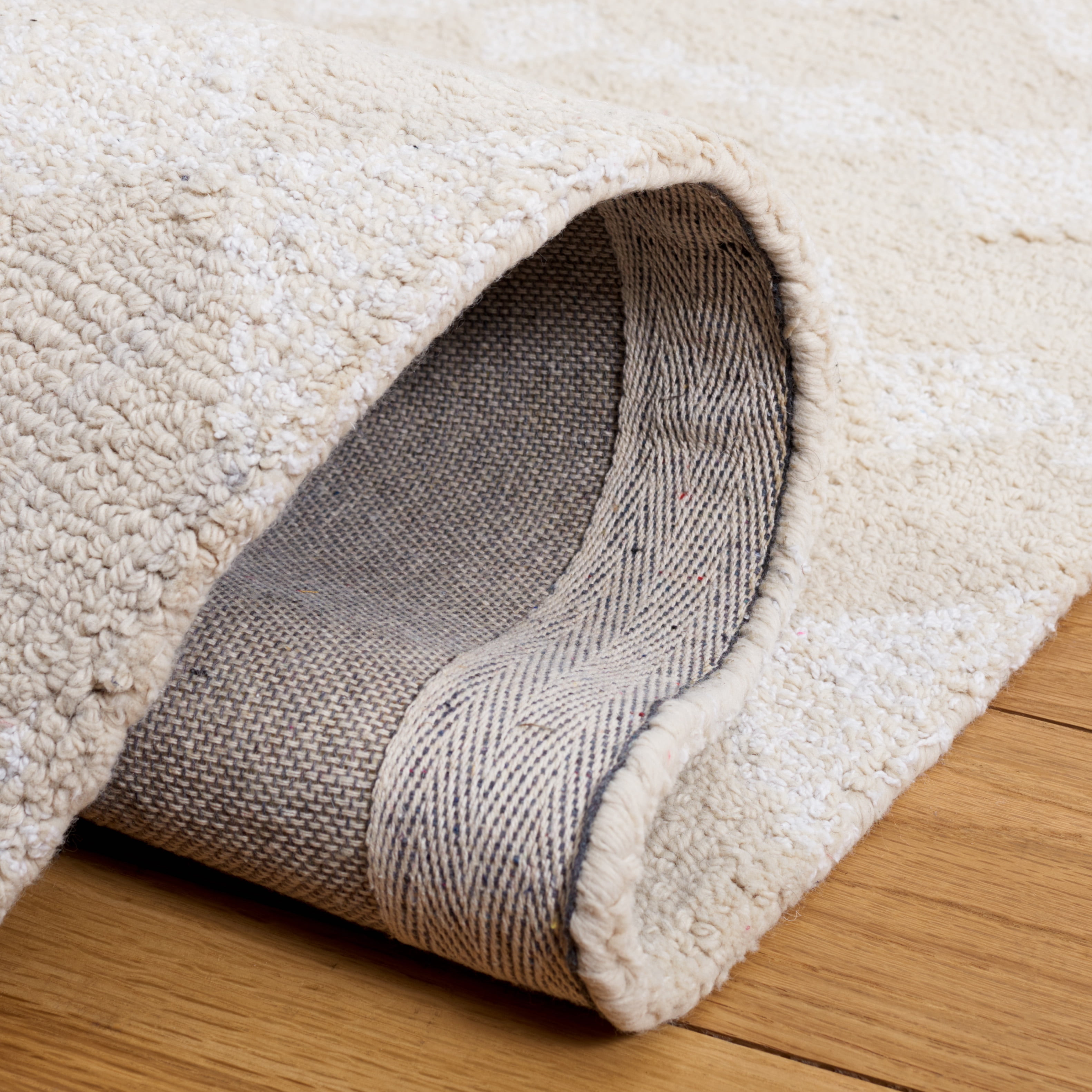 SAFAVIEH Capri Becky Distressed Area Rug, Ivory/Beige, 6' x 6' Round